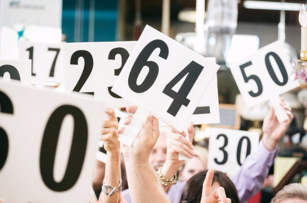 The role of the broker in auction finance