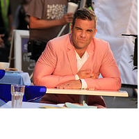  Popstar buys mansion at £42.5m below value